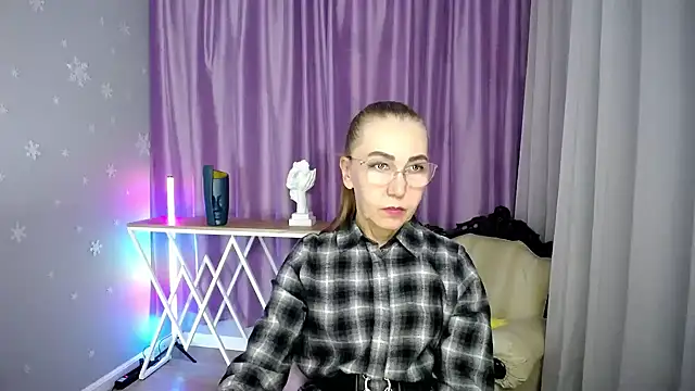 Snapshot of queen_a_n_i chatting on September 27, 11:28 am queen a n i online show from September 27, 11:28 am