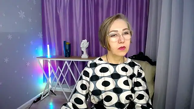 Snapshot of queen_a_n_i chatting on October 13, 10:29 am queen a n i online show from October 13, 10:29 am