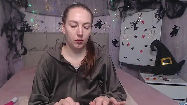 Snapshot of KaleyReed chatting on October 18, 9:12 am KaleyReed online show from October 18, 9:12 am