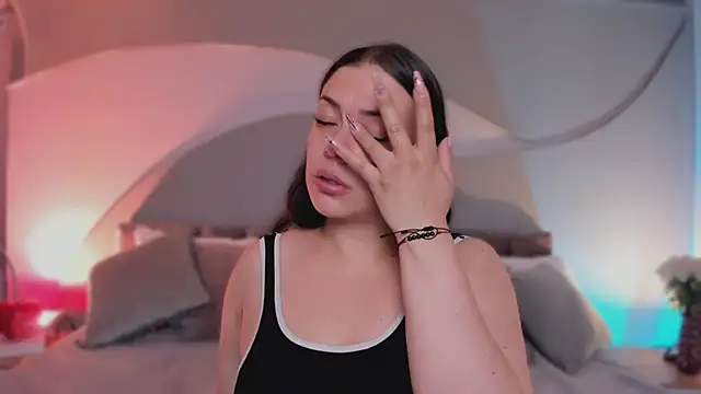 Nicolle W online show from April 7, 11:45 am