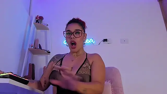 Snapshot of andrea_lopezz_ chatting on September 19, 1:48 am andrea lopezz online show from September 19, 1:48 am