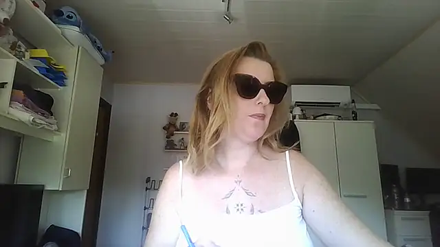 LiquidLeonie online show from May 28, 9:51 am