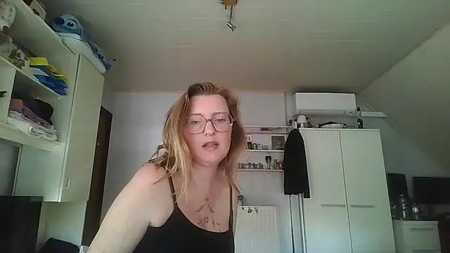 LiquidLeonie online show from May 26, 6:13 am