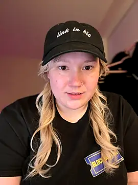 PiggyRose online show from November 22, 2:03 am