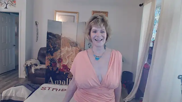 SindeeDix online show from July 19, 1:02 pm
