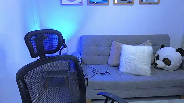 annylouis online show from September 18, 7:45 pm