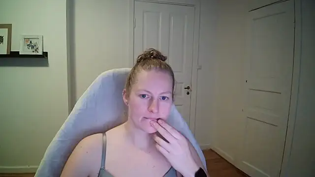 Girlnina-1995 online show from November 6, 12:00 pm