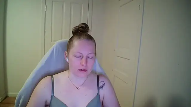 Girlnina-1995 online show from March 30, 7:30 am