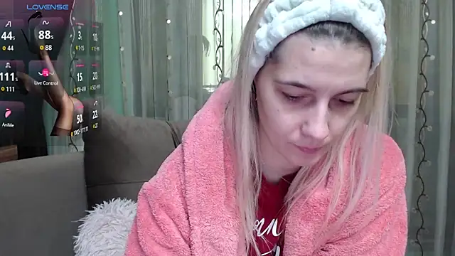 lovingfeetheels online show from September 26, 6:00 am