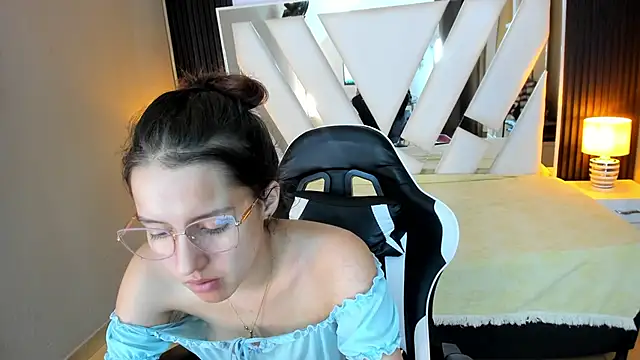 Linda4Petite online show from January 7, 7:06 pm