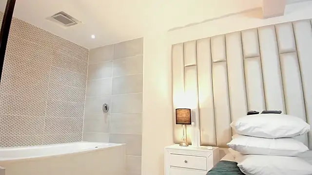 aandreaperez online show from October 16, 2:52 pm