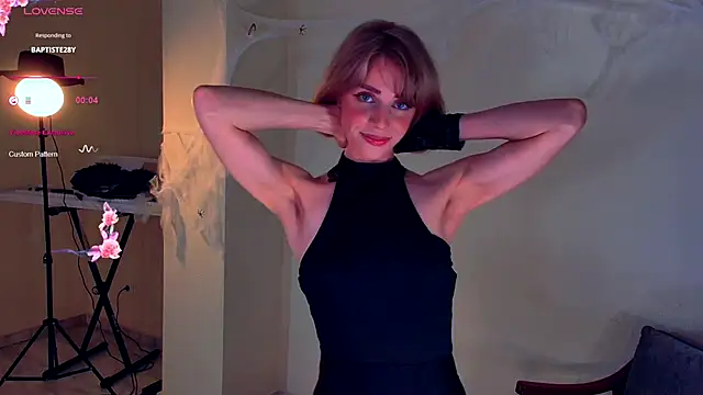 Snapshot of Arielle__03 chatting on October 31, 1:40 am Arielle  03 online show from October 31, 1:40 am