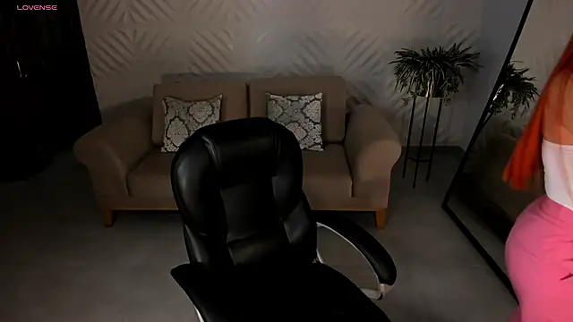 MadelineFox online show from March 5, 9:05 am