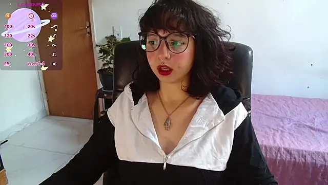 Snapshot of myamillor chatting on October 22, 11:04 am myamillor online show from October 22, 11:04 am
