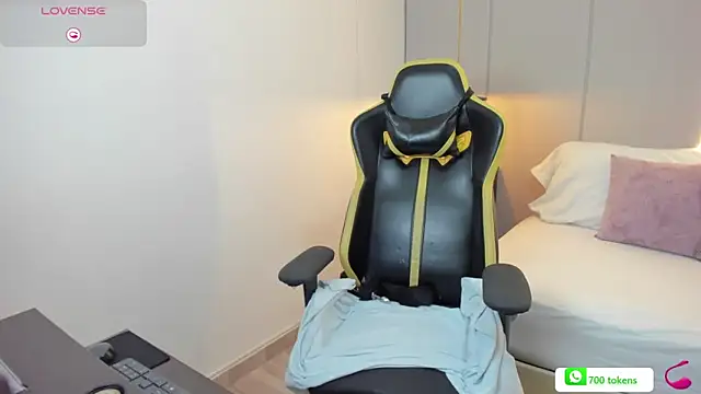 isabella florez online show from April 21, 2:04 am