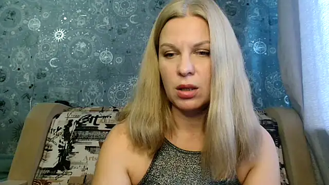 Snapshot of BlondeFox chatting on October 7, 4:28 am BlondeFox online show from October 7, 4:28 am