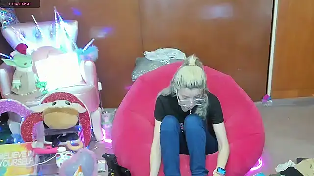 Skinygirl online show from June 2, 11:28 pm