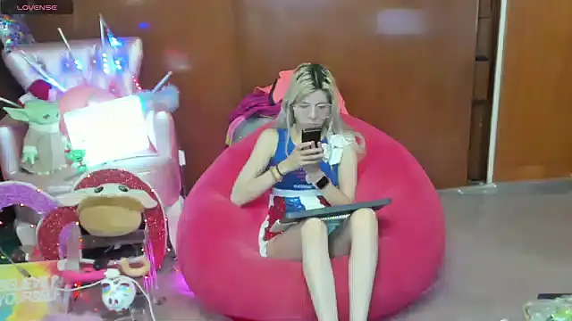 Skinygirl online show from July 5, 1:34 am