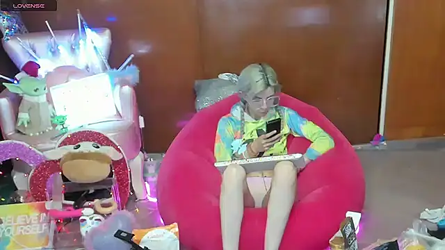 Skinygirl online show from May 18, 11:11 pm