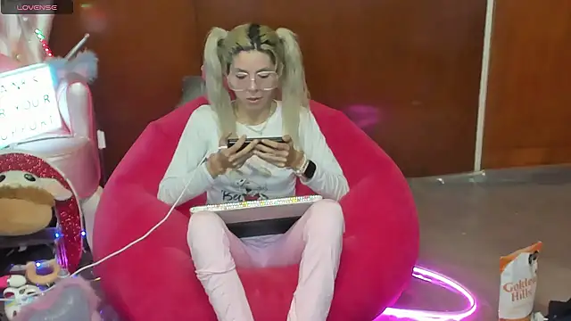 Skinygirl online show from June 15, 12:22 am