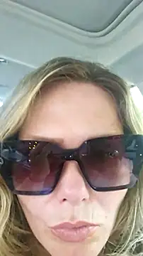 hollyg221 online show from June 1, 9:05 pm