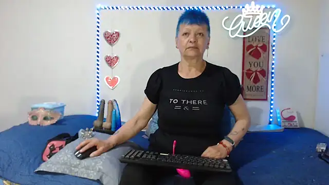 loquitaqueen011 online show from June 5, 8:15 pm