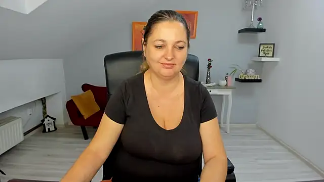 LollaGirl online show from November 4, 4:17 am