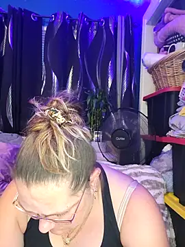 SexyNikki6969 online show from April 6, 12:10 am