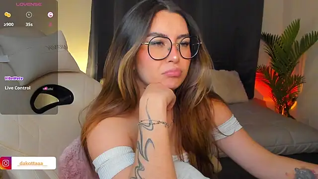 dakottaa  online show from April 6, 11:39 pm