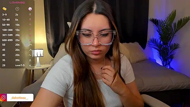 dakottaa  online show from December 1, 11:40 pm