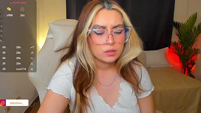 dakottaa  online show from June 4, 12:05 am