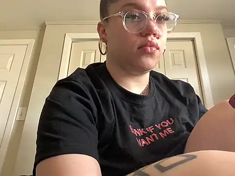 QueenNuttCollector online show from April 7, 3:03 pm