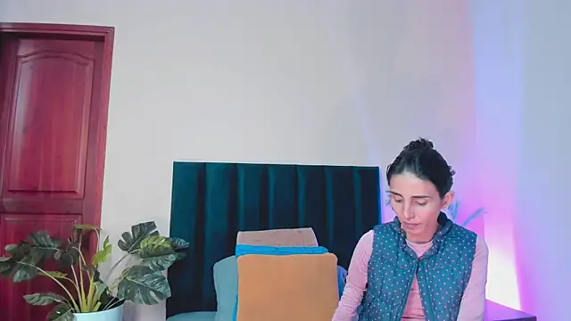 Nina Cavaali online show from November 28, 6:22 pm