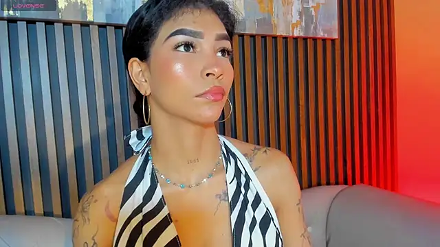 LauraAristizabal online show from December 5, 1:23 pm