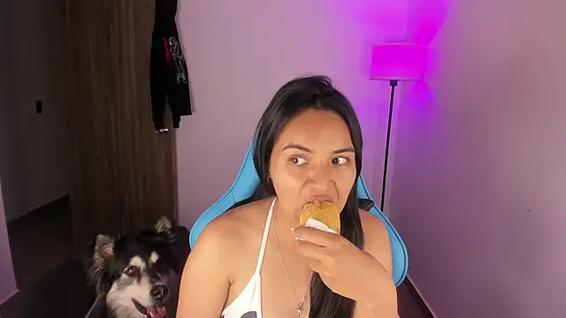 Emily Nicole online show from December 4, 7:03 pm