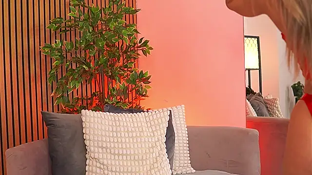 Avril Cyrus online show from April 10, 6:30 am