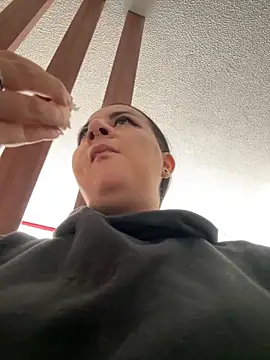 Abril Luv online show from November 10, 12:55 pm