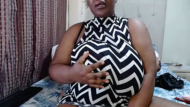 Snapshot of CHOCOLATEDARKBUSTYX chatting on October 7, 8:30 am CHOCOLATEDARKBUSTYX online show from October 7, 8:30 am