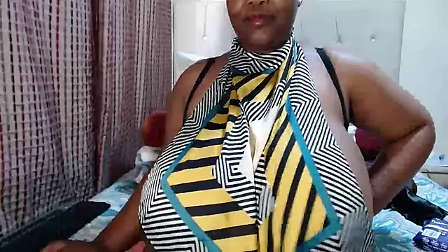 Snapshot of CHOCOLATEDARKBUSTYX chatting on October 15, 7:00 am CHOCOLATEDARKBUSTYX online show from October 15, 7:00 am