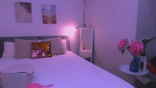 Summer Finn online show from January 9, 4:00 pm