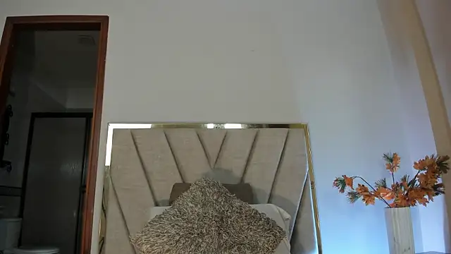 NoraDasilva online show from March 7, 1:01 am