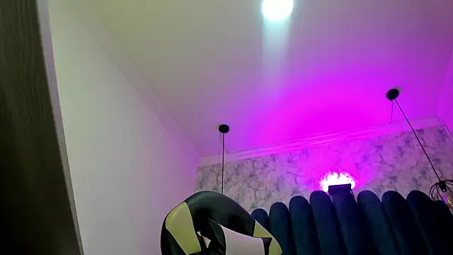 nalalye cruzz  online show from February 26, 3:49 am