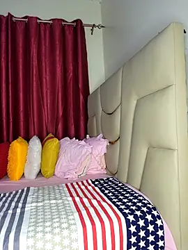 NicRaisaa online show from April 23, 4:31 am