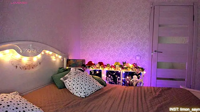 LillyMoure  online show from April 19, 11:40 pm