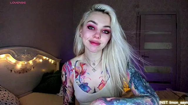 LillyMoure  online show from June 4, 11:20 pm