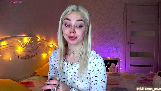 LillyMoure  online show from March 22, 11:44 pm