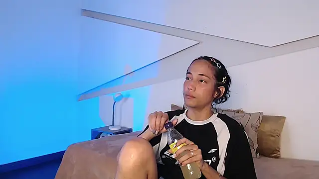 hot little bunny online show from October 23, 9:43 pm