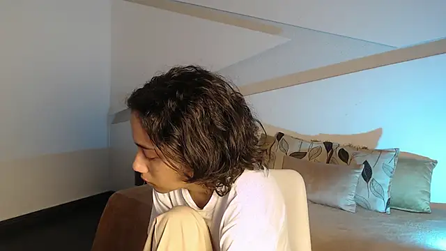 Snapshot of hot_little_bunny chatting on October 3, 9:20 pm hot little bunny online show from October 3, 9:20 pm