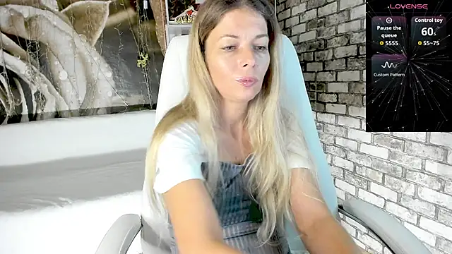 Snapshot of Eva_Melow chatting on September 30, 3:39 pm Eva Melow online show from September 30, 3:39 pm