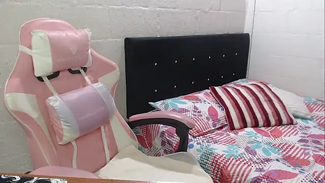 Snapshot of jade04_roberts chatting on October 2, 9:53 pm jade04 roberts online show from October 2, 9:53 pm